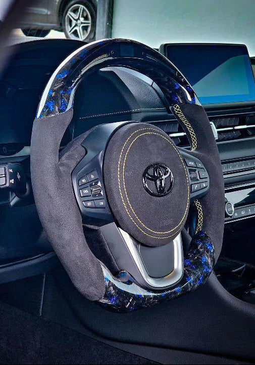 Volant sport Toyota Supra Forged Carbon à éclats de couleur (LED)