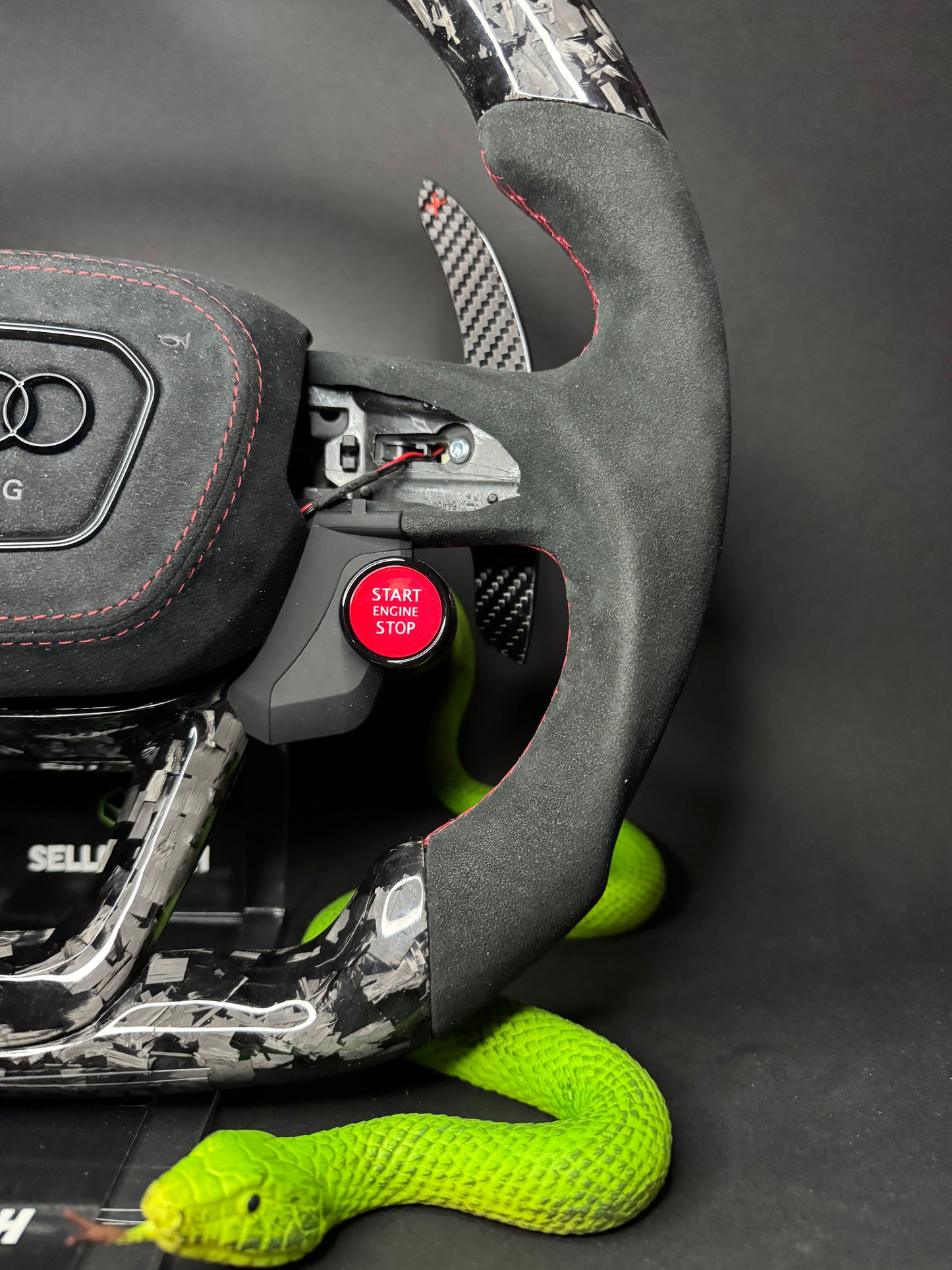 Volant sport Audi en carbone forgé (LED)