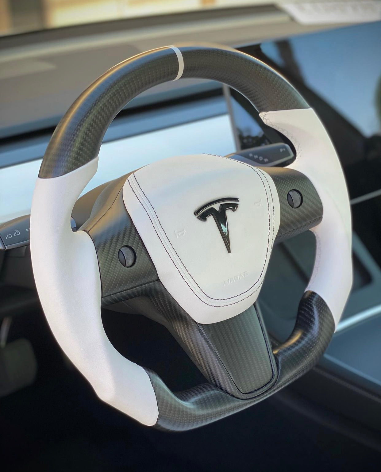Volant Sport Tesla Carbone Mat
