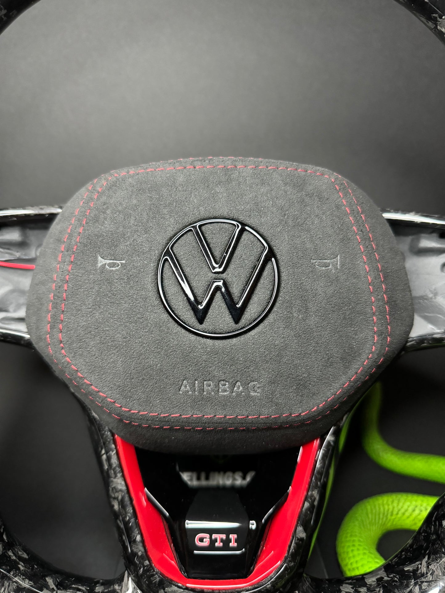 VW Golf 8 Sportlenkrad Forged Carbon (LED)