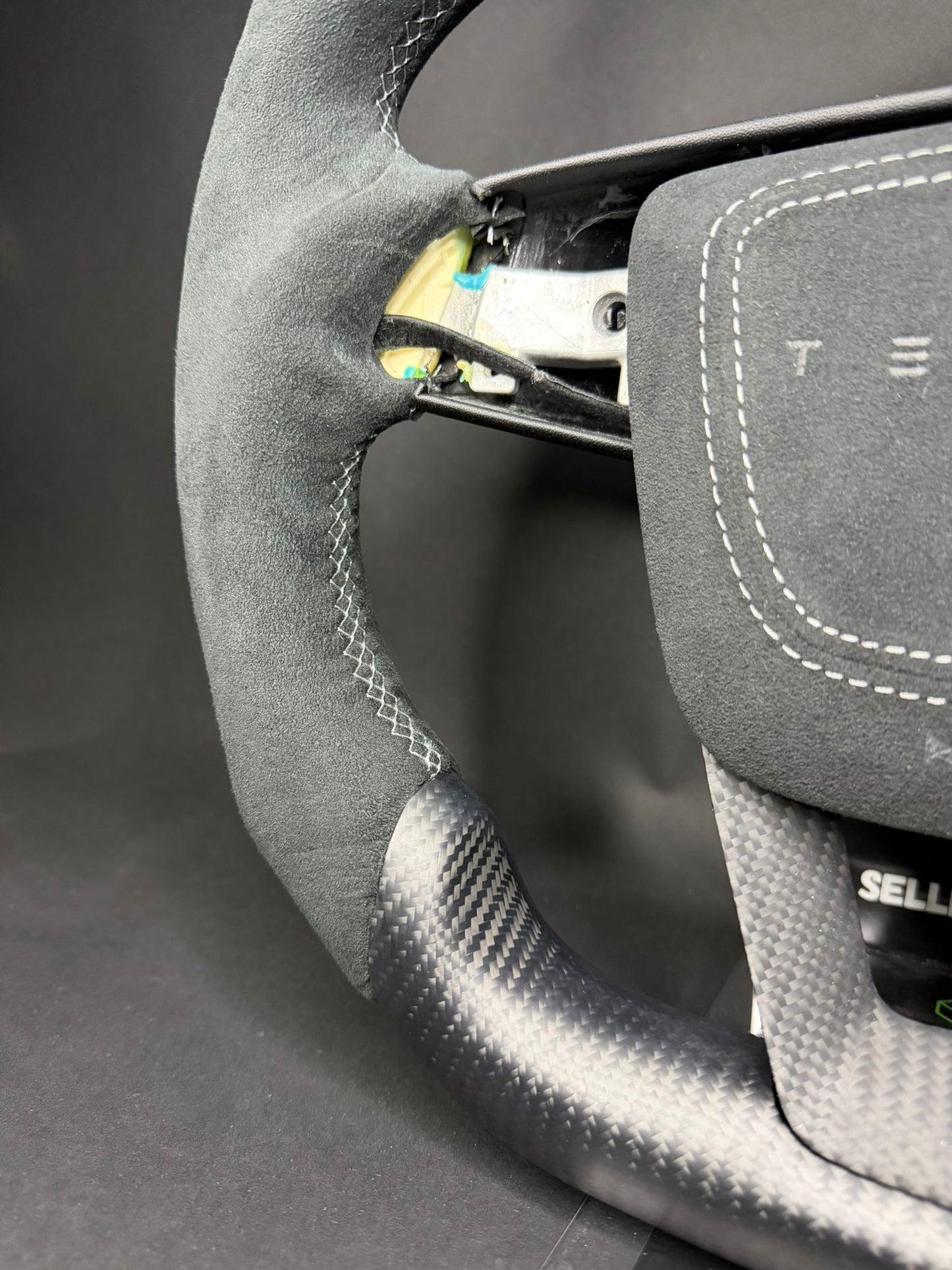 Volant Sport Tesla Carbone Mat