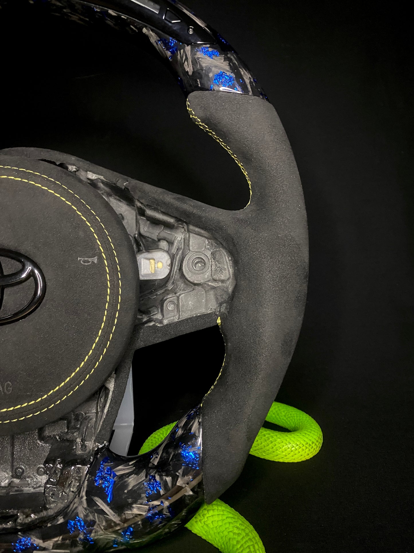 Volant sport Toyota Supra Forged Carbon à éclats de couleur (LED)