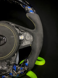 Volant sport Toyota Supra Forged Carbon à éclats de couleur (LED)