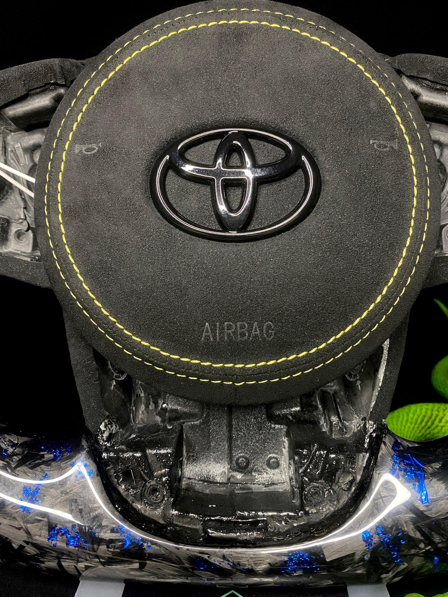Volant sport Toyota Supra Forged Carbon à éclats de couleur (LED)