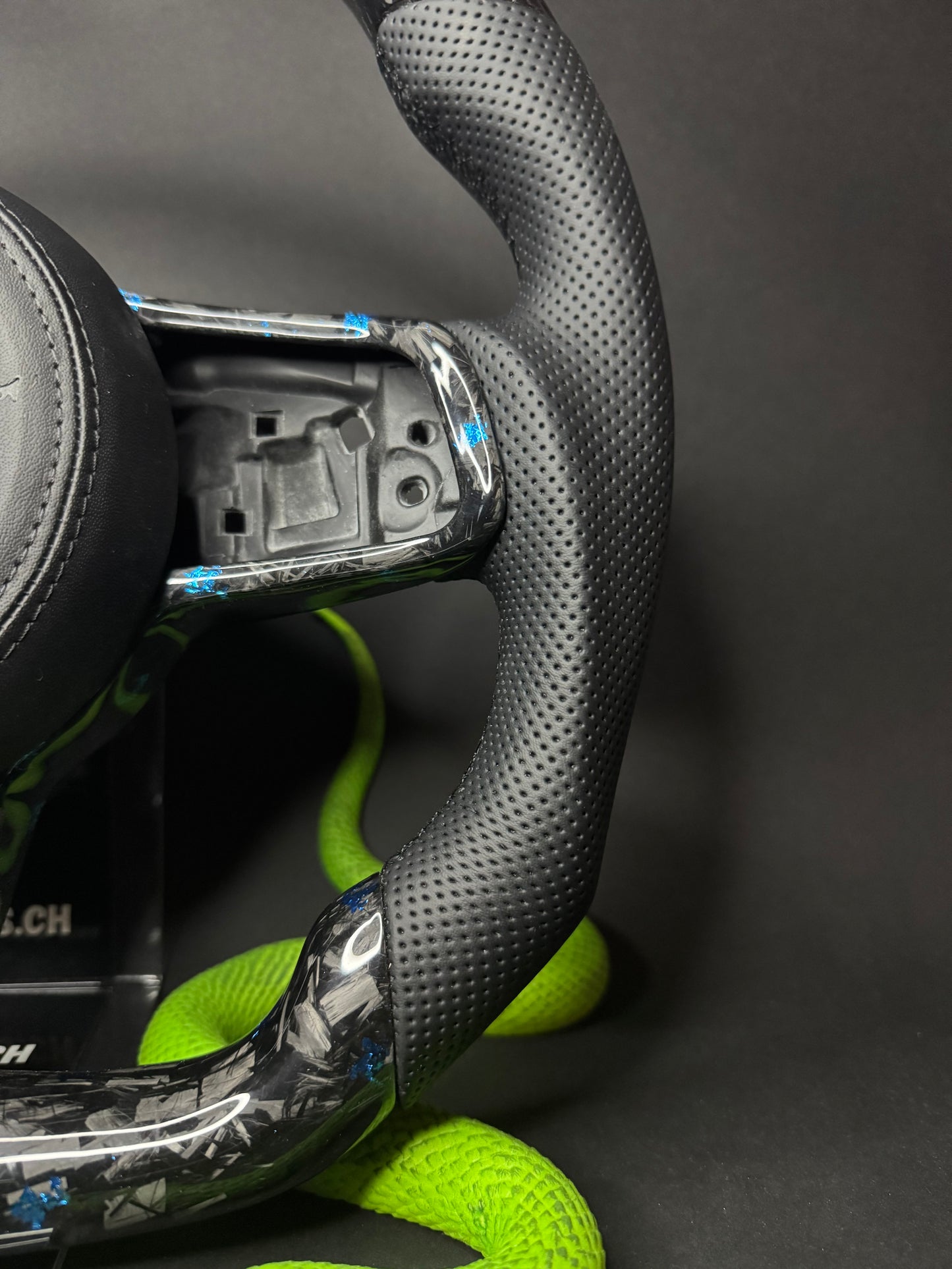 Volant sport VW Golf 7/7.5 Carbone Forgé Éclats de Couleur (LED)