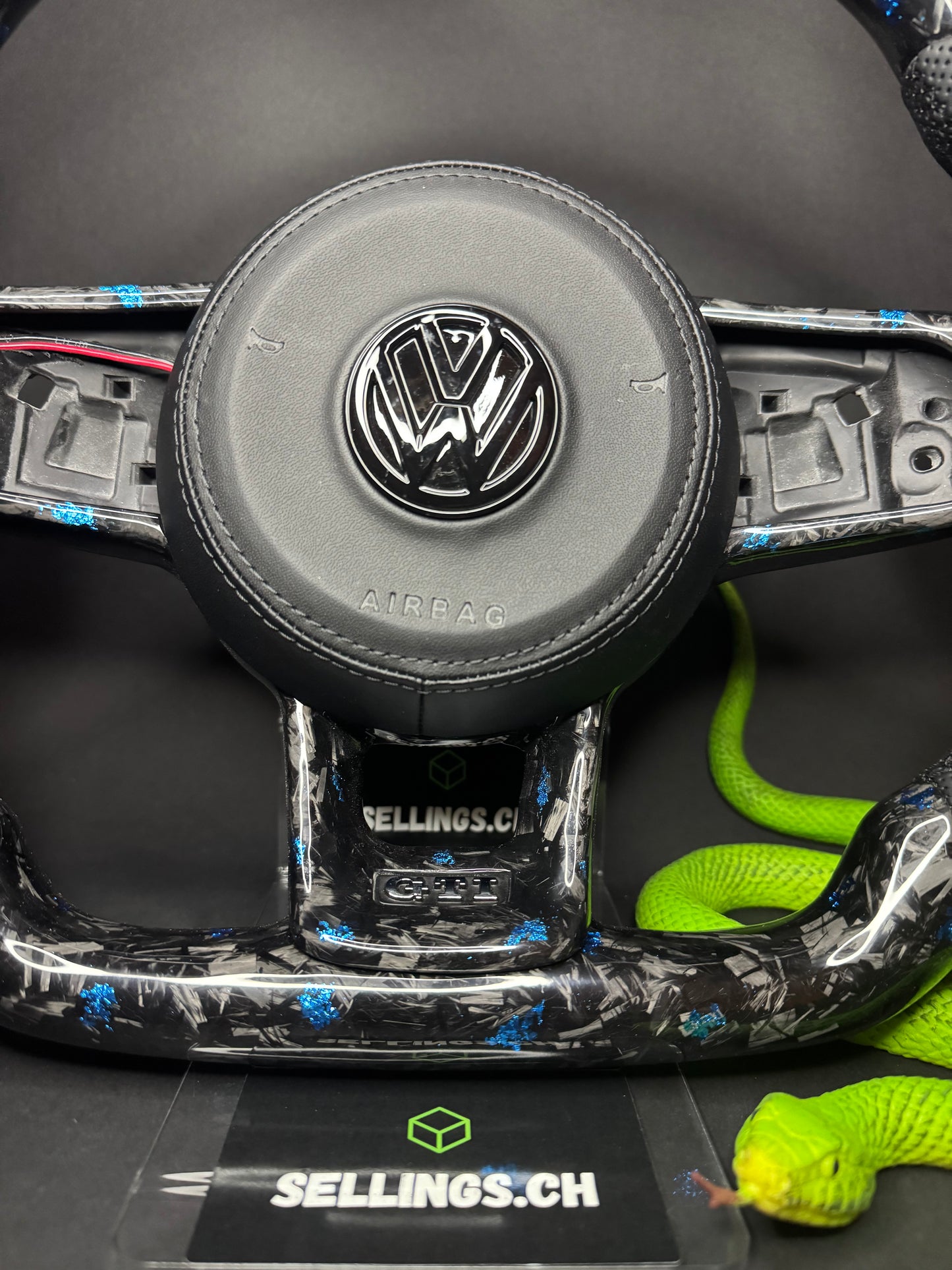 Volant sport VW Golf 7/7.5 Carbone Forgé Éclats de Couleur (LED)