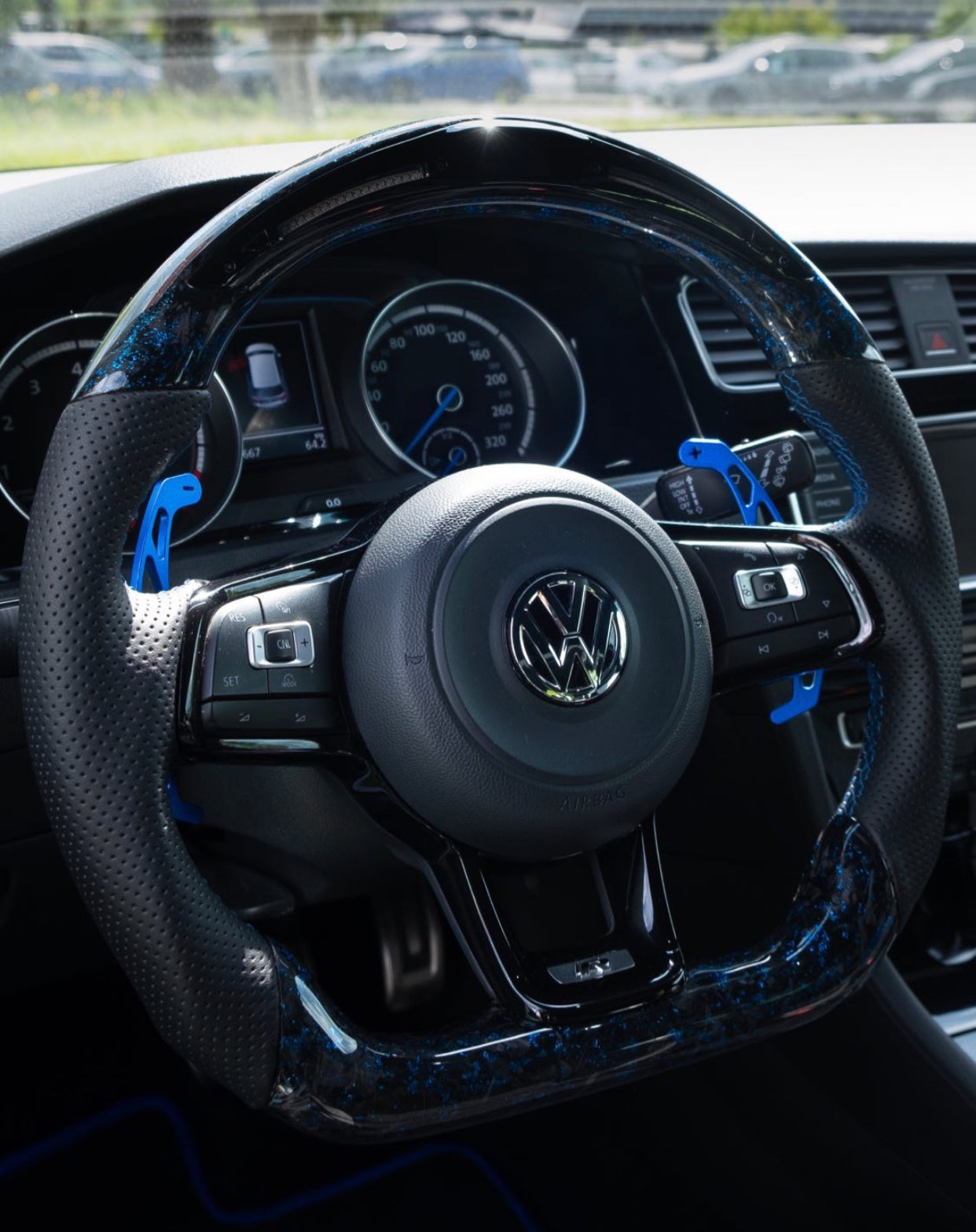 VW Golf 7/7.5 Sportlenkrad Forged Carbon Farbsplitter (LED)