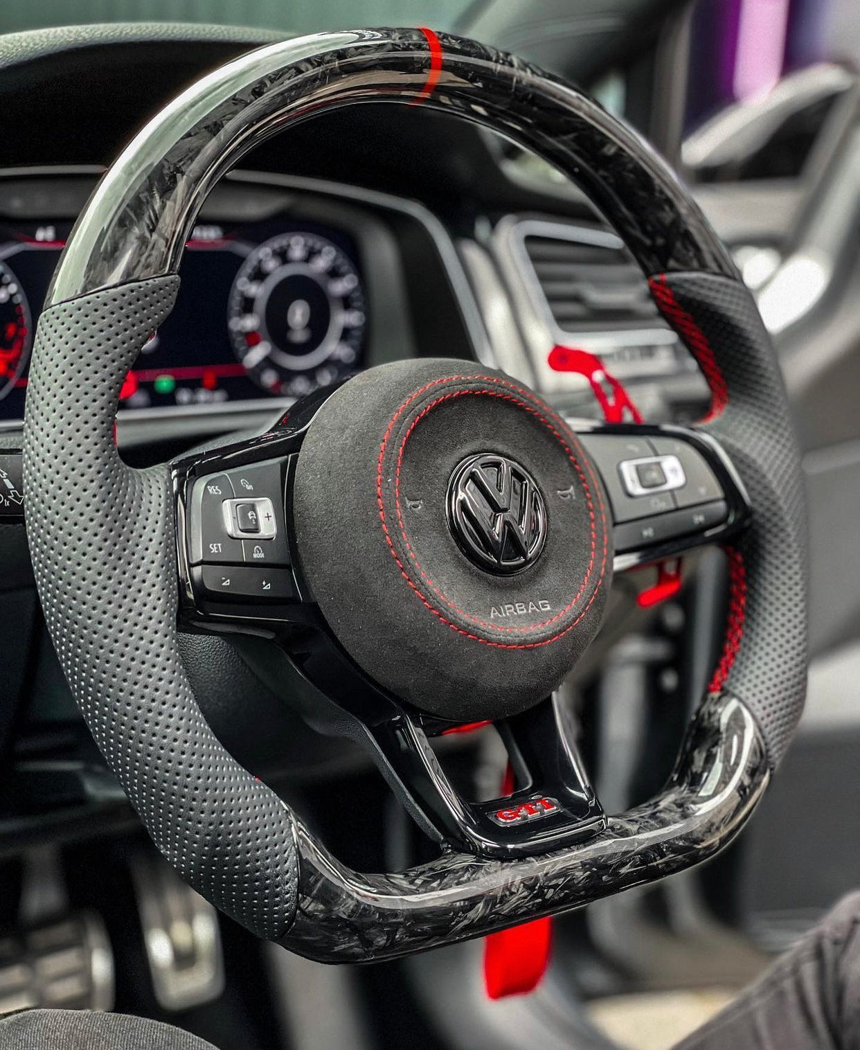 VW Golf 7/7.5 Sportlenkrad Forged Carbon Farbsplitter